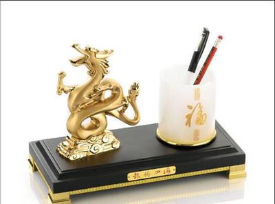 龍騰商海 華爾街龍、水晶龍與金屬龍年擺件，商務禮贈的藝術與意蘊